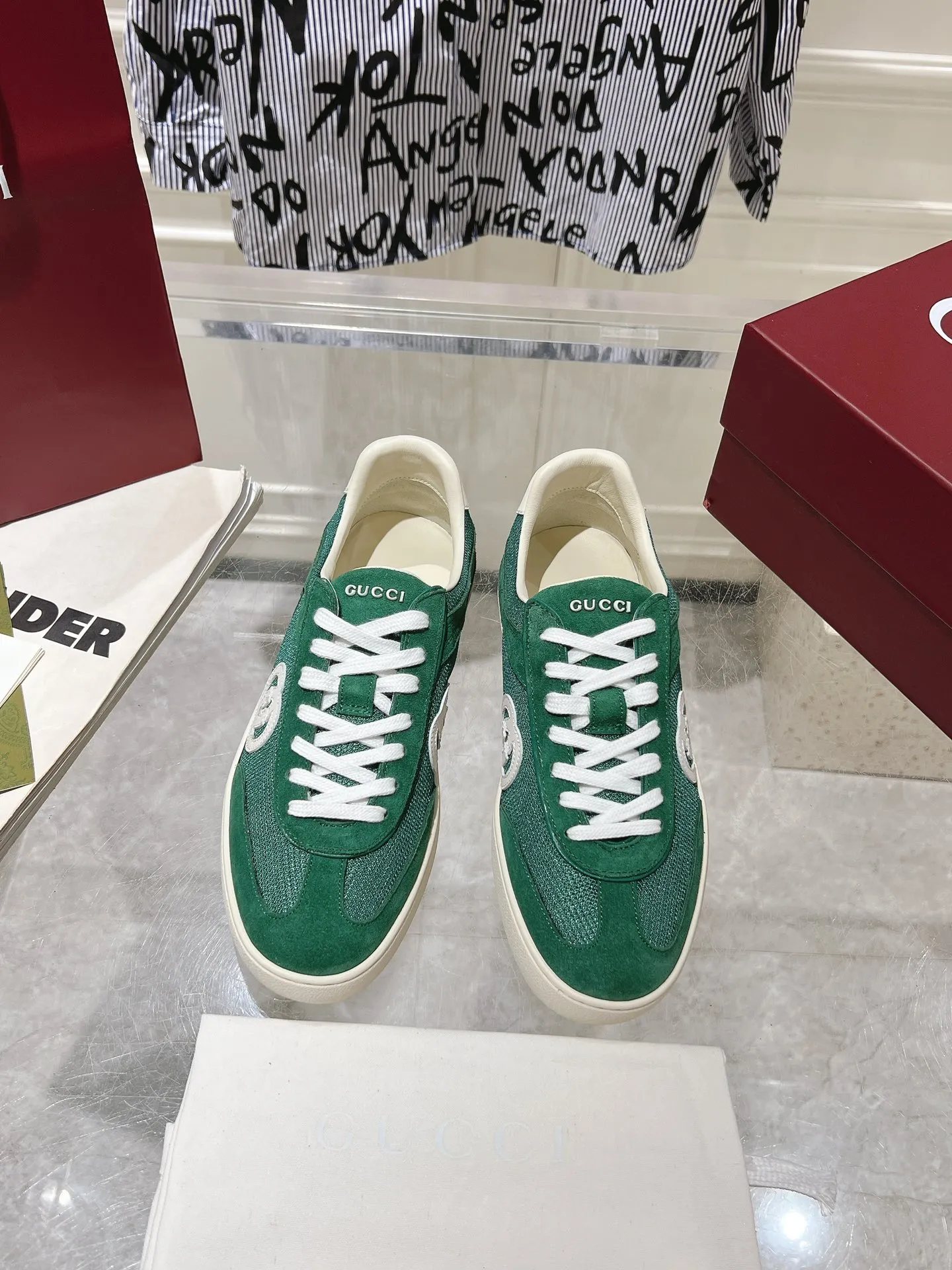 👟👟Ex-factory price 540👟👟Men's size +10 New upgraded version🔥Gucci 2024 new white shoes casual shoes hot recommendation, original TPU soles, original fabrics, original sheepskin lining sheepskin feet🔥Original cover craftsmanship is reproduced one to one! The pursuit of ultimate comfort! 🔥🔥 [Love] Fabric: Imported cow suede + mesh [Love] Packing: Counter-matched red shoe box ➕ Aviation airplane box [Love] Code number: 35-45